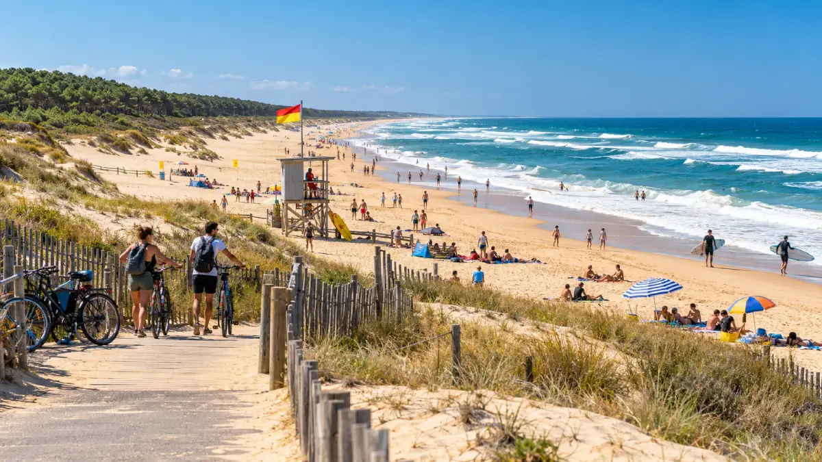 Accès à Carcans Plage par la dune, poste de secours et océan Atlantique en Gironde